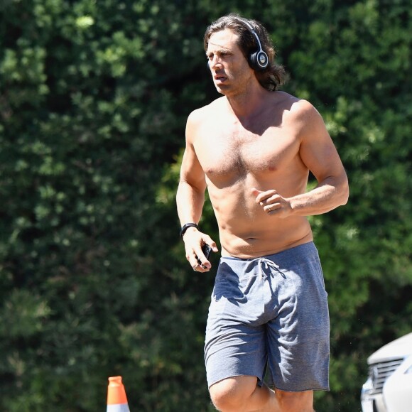 Exclusif - Brad Falchuk (le mari de G. Paltrow) fait un jogging torse nu dans le quartier de Brentwood à Los Angeles, le 31 août 2019  For germany call for price Exclusive - Brad Falchuk, G. Paltrow's husband, gets active and jogs through Brentwood with no shirt on! 31st august 201931/08/2019 - Los Angeles
