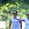 Exclusif - Gwyneth Paltrow et son mari Brad Falchuk se promènent dans les rues des Hamptons. Les jeunes mariés viennent tout juste de s'installer ensemble, le 14 août 2019. 14/08/2019 - The Hamptons