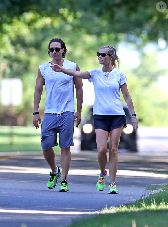 Exclusif - Gwyneth Paltrow et son mari Brad Falchuk se promènent dans les rues des Hamptons. Les jeunes mariés viennent tout juste de s'installer ensemble, le 14 août 2019. 14/08/2019 - The Hamptons