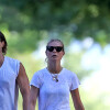 Exclusif - Gwyneth Paltrow et son mari Brad Falchuk se promènent dans les rues des Hamptons. Les jeunes mariés viennent tout juste de s'installer ensemble, le 14 août 2019. 14/08/2019 - The Hamptons