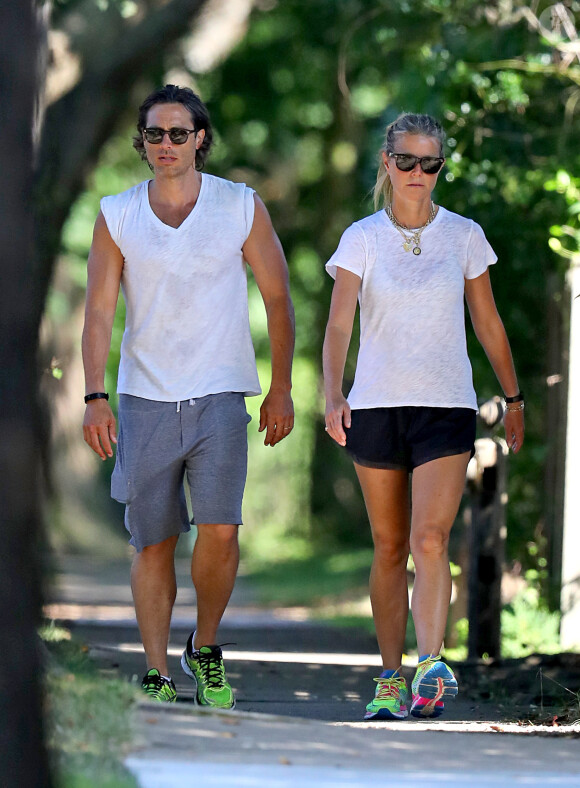 Exclusif - Gwyneth Paltrow et son mari Brad Falchuk se promènent dans les rues des Hamptons. Les jeunes mariés viennent tout juste de s'installer ensemble, le 14 août 2019. 14/08/2019 - The Hamptons