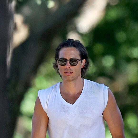 Exclusif - Gwyneth Paltrow et son mari Brad Falchuk se promènent dans les rues des Hamptons. Les jeunes mariés viennent tout juste de s'installer ensemble, le 14 août 2019. 14/08/2019 - The Hamptons