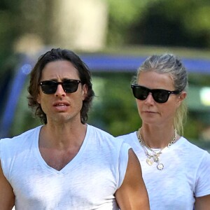 Exclusif - Gwyneth Paltrow et son mari Brad Falchuk se promènent dans les rues des Hamptons. Les jeunes mariés viennent tout juste de s'installer ensemble, le 14 août 2019. 14/08/2019 - The Hamptons