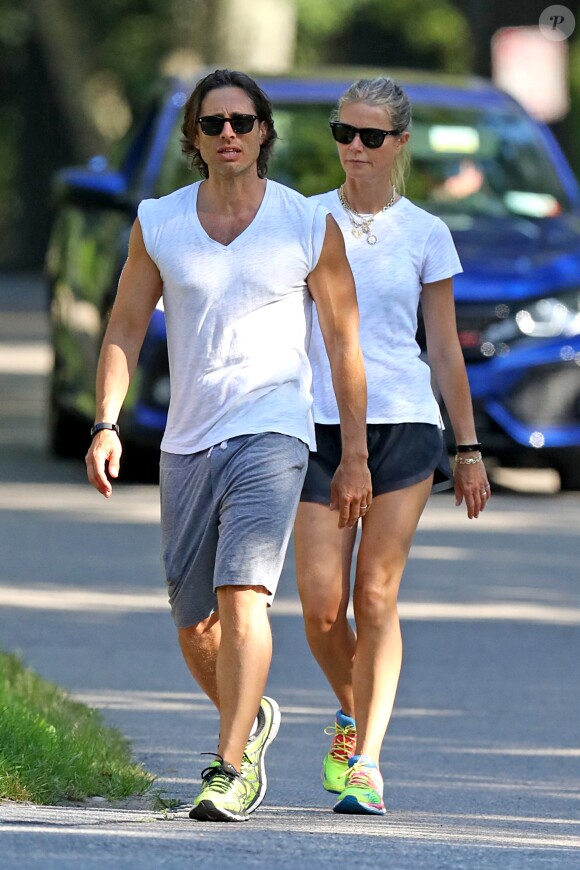 Exclusif - Gwyneth Paltrow et son mari Brad Falchuk se promènent dans les rues des Hamptons. Les jeunes mariés viennent tout juste de s'installer ensemble, le 14 août 2019. 14/08/2019 - The Hamptons