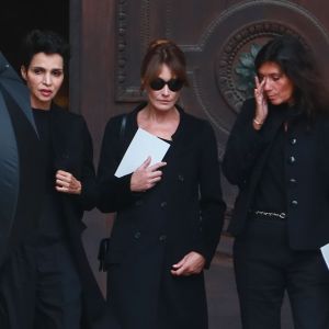 Farida Khelfa, Carla Bruni-Sarkozy et Emmanuelle Alt à l'issue des obsèques du photographe allemand Peter Lindbergh en l'église Saint-Sulpice à Paris le 24 septembre 2019.