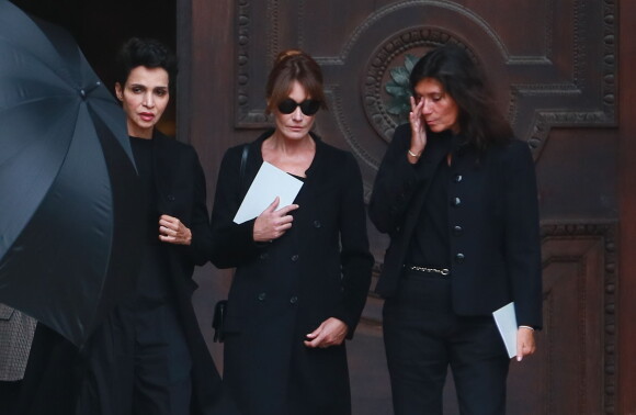 Farida Khelfa, Carla Bruni-Sarkozy et Emmanuelle Alt à l'issue des obsèques du photographe allemand Peter Lindbergh en l'église Saint-Sulpice à Paris le 24 septembre 2019.