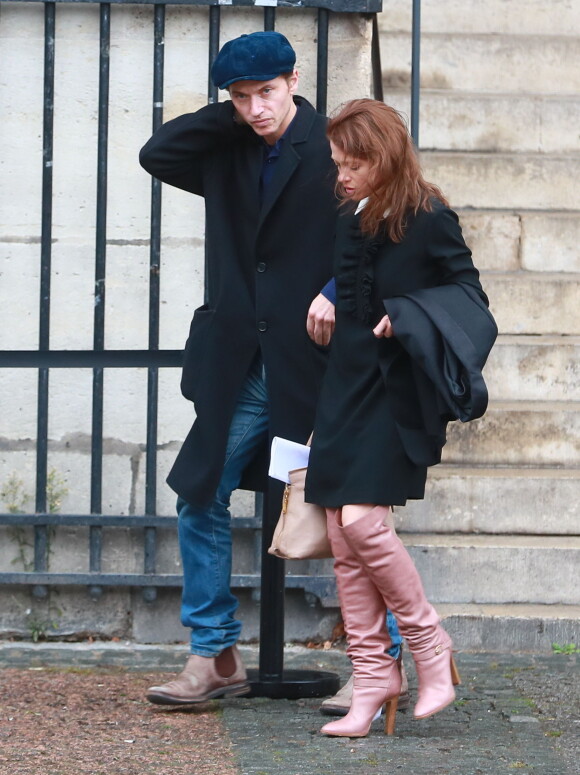 Le chanteur Raphaël (Raphaël Haroche) et sa compagne Mélanie Thierry à l'issue des obsèques du photographe allemand Peter Lindbergh en l'église Saint-Sulpice à Paris le 24 septembre 2019.