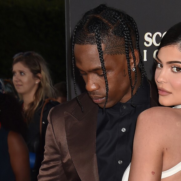 Travis Scott avec sa compagne Kylie Jenner à la première du prochain documentaire de Netflix Look Mom I Can Fly au Barker Hangar dans le quartier de Santa Monica à Los Angeles. Ce nouveau documentaire sera disponible à partir du 28 août sur Netflix. On y découvre des images inédites de T. Scott à ses débuts, jusqu'à son ascension aujourd'hui. Look Mom I Can Fly place les spectateurs au premier rang de la vie du rappeur, en s'intéressant à la sortie et aux répercussions d'Astroworld, son dernier album nommé aux Grammys. Le 27 août 2019 L