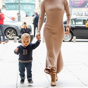 Eva Longoria et son fils Santiago se promènent place Vendôme à Paris, à l'occasion de la fashion week. Le 25 septembre 2019