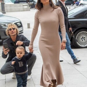 Eva Longoria et son fils Santiago se promènent place Vendôme à Paris, à l'occasion de la fashion week. Le 25 septembre 2019