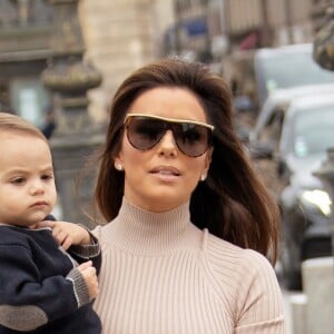 Eva Longoria et son fils Santiago se promènent place Vendôme à Paris, à l'occasion de la fashion week. Le 25 septembre 2019