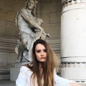 Rosalie Reichmann, la fille de Jean-Luc, stylée à Paris, le 21 avril 2019