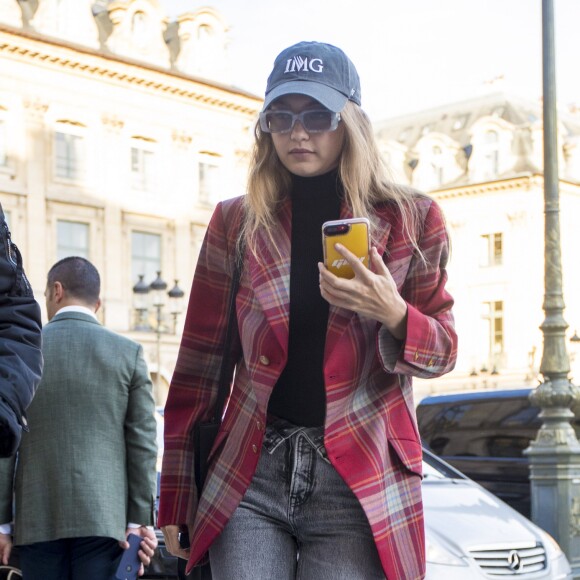 Gigi Hadid arrive au Ritz, Place Vendôme à Paris. Le 27 septembre 2019.