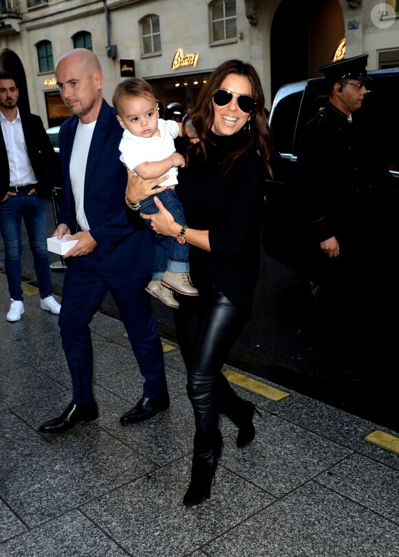 Eva Longoria et son fils Santiago rentrent au Mandarin Oriental à Paris. Le 27 septembre 2019.