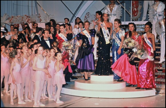 Gaelle Voiry, Miss France 1990, meurt dans un accident de la route en Savoie.