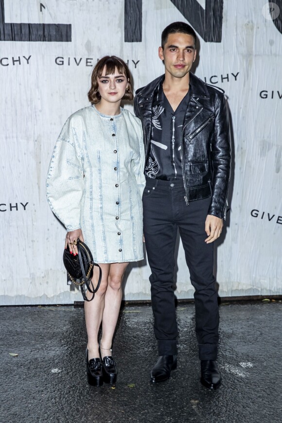 Maisie Williams et son compagnon Reuben Selby assistent au défilé Givenchy Collection Prêt-à-Porter Printemps/Eté 2020 lors de la Fashion Week de Paris (PFW), le 29 septembre 2019. © Olivier Borde/Bestimage