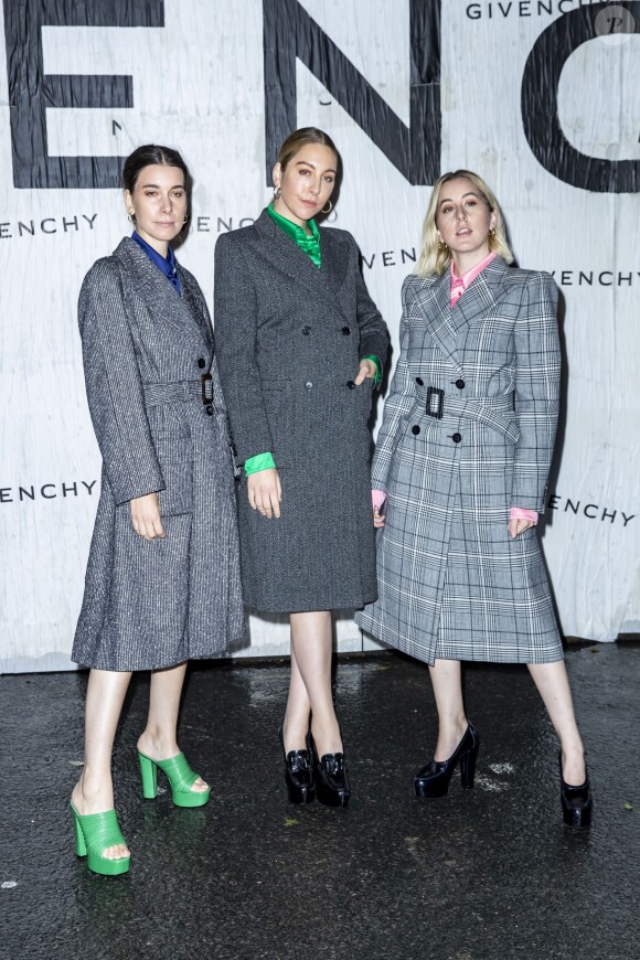 Le groupe Haim (Este, Danielle et Alana) assiste au défilé Givenchy Collection Prêt-à-Porter Printemps/Eté 2020 lors de la Fashion Week de Paris (PFW), le 29 septembre 2019. © Olivier Borde/Bestimage