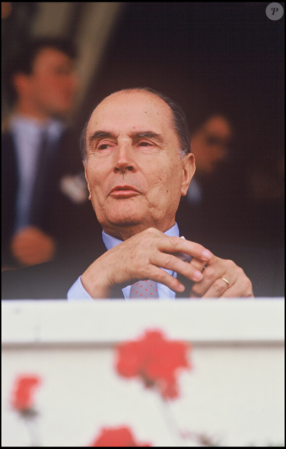 Archives- François Mitterrand à l'Arc de Triomphe en 1987 à Paris.