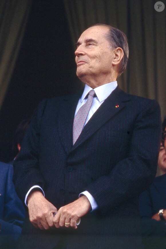 Archives- François Mitterrand à L'Arc de Triomphe en 1987. 