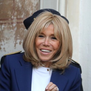 La Première Dame Brigitte Macron - Le Président de la République E. Macron et sa femme la Première Dame B. Macron étaient au château de By, à Thomery (Seine-et-Marne), l'un des 18 sites retenus pour la deuxième édition du Loto du patrimoine. A l'occasion de la visite, un chèque de 500.000 euros de la mission a été remis à la propriétaire du château de By, qui a été la maison-atelier de Rosa Bonheur, célèbre peintre et sculptrice du XIXe siècle réputée pour ses tableaux animaliers. Première femme artiste à recevoir la Légion d'honneur, en 1865, elle est aussi considérée comme l'une des pionnières du féminisme, en raison de son mode de vie émancipé. Le chef de l'état était accompagné du Ministre de l'éducation nationale, J.M Blanquer, du ministre de la culture, F. Riester et de S. Bern. Thomery, le 20 Septembre 2019. Ils sont avec Katherine Brault (propriétaire du chateau). © Dominique Jacovides/Bestimage