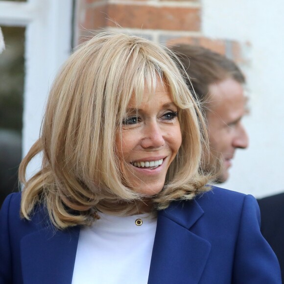 La Première Dame Brigitte Macron - Le Président de la République E. Macron et sa femme la Première Dame B. Macron étaient au château de By, à Thomery (Seine-et-Marne), l'un des 18 sites retenus pour la deuxième édition du Loto du patrimoine. A l'occasion de la visite, un chèque de 500.000 euros de la mission a été remis à la propriétaire du château de By, qui a été la maison-atelier de Rosa Bonheur, célèbre peintre et sculptrice du XIXe siècle réputée pour ses tableaux animaliers. Première femme artiste à recevoir la Légion d'honneur, en 1865, elle est aussi considérée comme l'une des pionnières du féminisme, en raison de son mode de vie émancipé. Le chef de l'état était accompagné du Ministre de l'éducation nationale, J.M Blanquer, du ministre de la culture, F. Riester et de S. Bern. Thomery, le 20 Septembre 2019. Ils sont avec Katherine Brault (propriétaire du chateau). © Dominique Jacovides/Bestimage