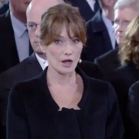 Carla Bruni et François Hollande échangent une messe basse- capture BFMTV- Obsèques de Jacques Chirac à Paris le 30 sept 2019.