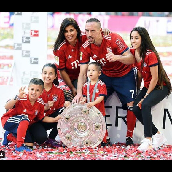 Franck Ribéry champion d'Allemagne avec son équipe du Bayern Munich célèbre son nouveau sacre avec sa femme Wahiba et leurs quatre enfants, Hizya, Shakinez, Seïf el Islam et Mohammed. Instagram, mai 2018.