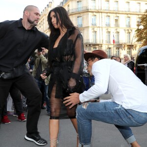 Pascal Duvier (garde du corps) - Un homme, Vitalii Sediuk, essaie d'embrasser les fesses de Kim Kardashian devant le restaurant l'Avenue à Paris le 28 septembre 2016. Avant d'atteindre son but, il est mis à terre et maîtrisé par le service d'ordre. © Cyril Moreau / Bestimage