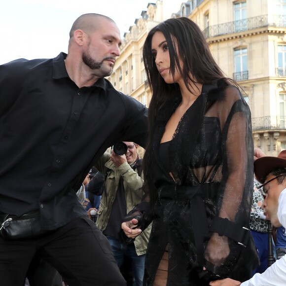 Pascal Duvier (garde du corps) - Un homme, Vitalii Sediuk, essaie d'embrasser les fesses de Kim Kardashian devant le restaurant l'Avenue à Paris le 28 septembre 2016. Avant d'atteindre son but, il est mis à terre et maîtrisé par le service d'ordre. © Cyril Moreau / Bestimage