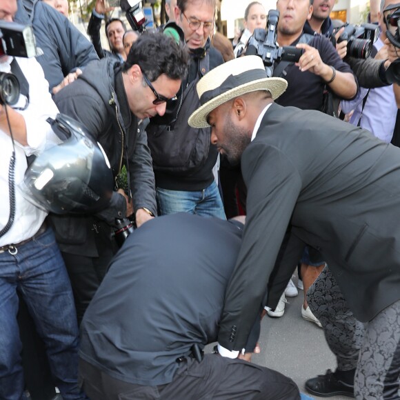 Pascal Duvier (garde du corps) - Un homme, Vitalii Sediuk, essaie d'embrasser les fesses de Kim Kardashian devant le restaurant l'Avenue à Paris le 28 septembre 2016. Avant d'atteindre son but, il est mis à terre et maîtrisé par le service d'ordre. © Cyril Moreau / Bestimage