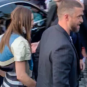 Le célèbre prankster Vitalii Sediuk s'est jeté aux pieds de Justin Timberlake à l'arrivée du défilé Louis Vuitton Collection Prêt-à-Porter Printemps/Eté 2020 lors de la Fashion Week de Paris, France, le 1er octobre 2019.
