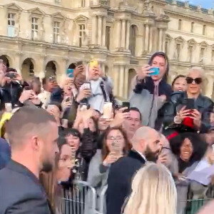 Le célèbre prankster Vitalii Sediuk s'est jeté aux pieds de Justin Timberlake à l'arrivée du défilé Louis Vuitton Collection Prêt-à-Porter Printemps/Eté 2020 lors de la Fashion Week de Paris, France, le 1er octobre 2019.