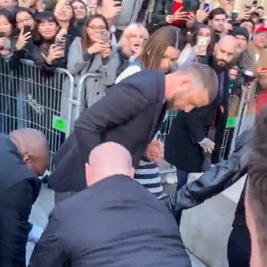 Le célèbre prankster Vitalii Sediuk s'est jeté aux pieds de Justin Timberlake à l'arrivée du défilé Louis Vuitton Collection Prêt-à-Porter Printemps/Eté 2020 lors de la Fashion Week de Paris, France, le 1er octobre 2019.