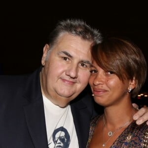 Pierre Ménès et sa femme Mélissa Acosta lors de la soirée d'inauguration du restaurant du groupe d'H.Gaouaoui et du chef N.Tarayre "Splash" au port Van Gogh, en bord de Seine à Asnières, France, le 12 septembre 2019. © Rachid Bellak/Bestimage