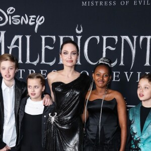 Shiloh Nouvel Jolie-Pitt, Vivienne Marcheline Jolie-Pitt, Angelina Jolie, Zahara Marley Jolie-Pitt et Knox Léon Jolie-Pitt à la première de Maleficent: Mistress of Evil au théâtre El Capitan dans le quartier de Hollywood à Los Angeles, le 30 septembre 2019.