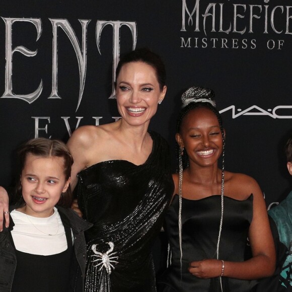 Shiloh Nouvel Jolie-Pitt, Vivienne Marcheline Jolie-Pitt, Angelina Jolie, Zahara Marley Jolie-Pitt et Knox Léon Jolie-Pitt à la première de Maleficent: Mistress of Evil au théâtre El Capitan dans le quartier de Hollywood à Los Angeles, le 30 septembre 2019.