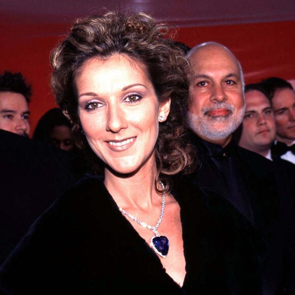 Céline Dion portait une réplique du collier du film "Titanic" aux Oscars 1998.