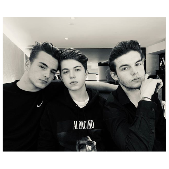 L'animateur Benjamin Castaldi entouré de ses fils Julien, Simon et Enzo pour ses 49 ans, le 28 mars 2018 à Paris.