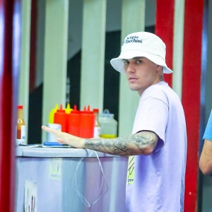 Justin Bieber et sa femme Hailey Baldwin Bieber sont allés se faire masser après un diner et un cinéma en amoureux dans le quartier de West Hollywood à Los Angeles, le 2 octobre 2019