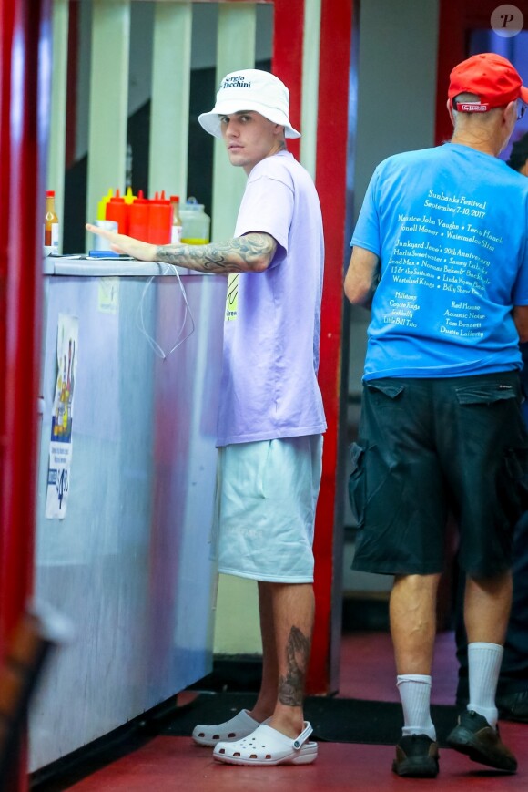 Justin Bieber et sa femme Hailey Baldwin Bieber sont allés se faire masser après un diner et un cinéma en amoureux dans le quartier de West Hollywood à Los Angeles, le 2 octobre 2019