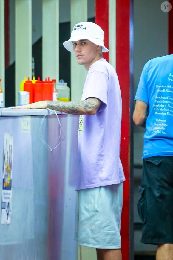 Justin Bieber et sa femme Hailey Baldwin Bieber sont allés se faire masser après un diner et un cinéma en amoureux dans le quartier de West Hollywood à Los Angeles, le 2 octobre 2019