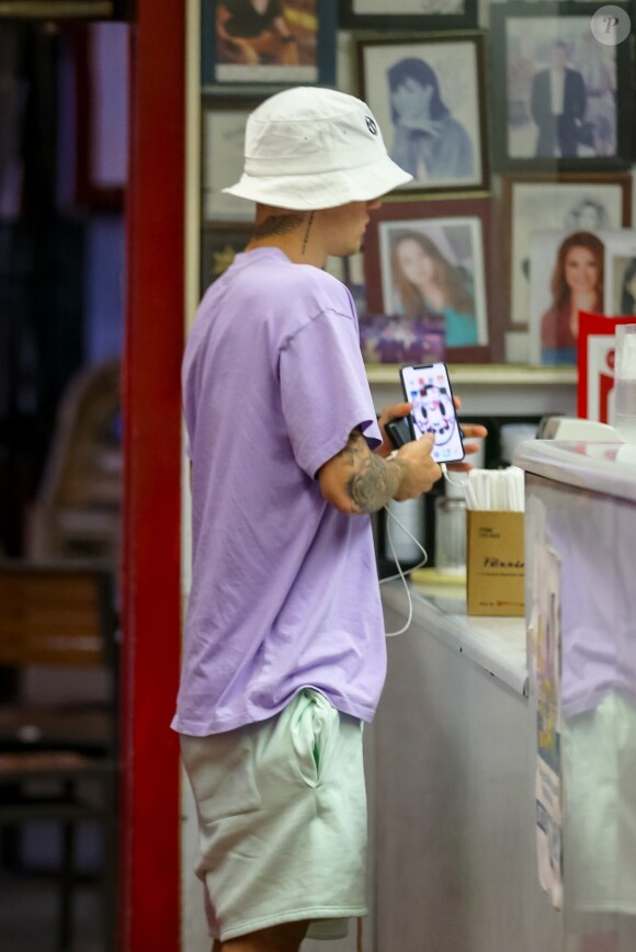 Justin Bieber et sa femme Hailey Baldwin Bieber sont allés se faire masser après un diner et un cinéma en amoureux dans le quartier de West Hollywood à Los Angeles, le 2 octobre 2019