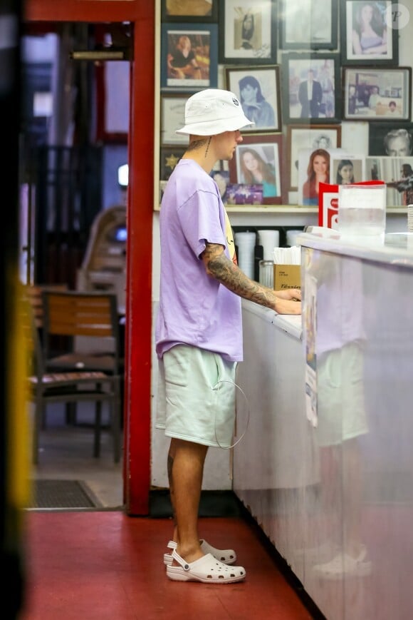 Justin Bieber et sa femme Hailey Baldwin Bieber sont allés se faire masser après un diner et un cinéma en amoureux dans le quartier de West Hollywood à Los Angeles, le 2 octobre 2019