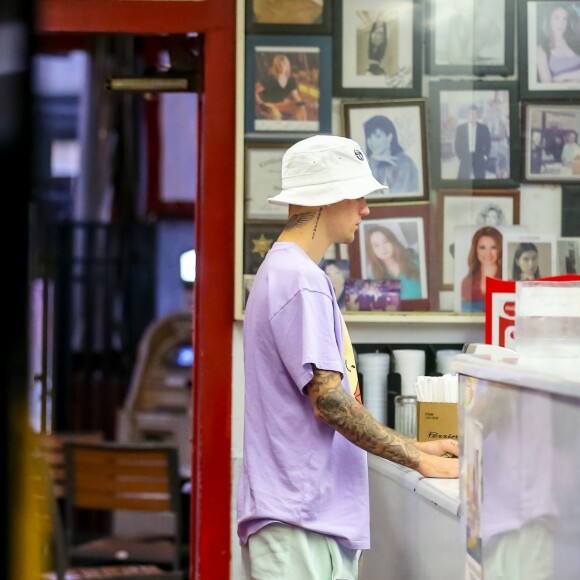 Justin Bieber et sa femme Hailey Baldwin Bieber sont allés se faire masser après un diner et un cinéma en amoureux dans le quartier de West Hollywood à Los Angeles, le 2 octobre 2019