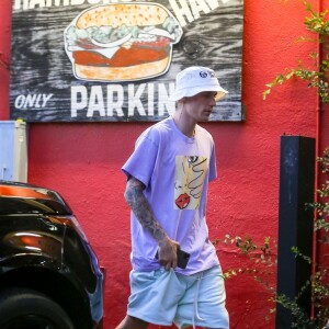 Justin Bieber et sa femme Hailey Baldwin Bieber sont allés se faire masser après un diner et un cinéma en amoureux dans le quartier de West Hollywood à Los Angeles, le 2 octobre 2019