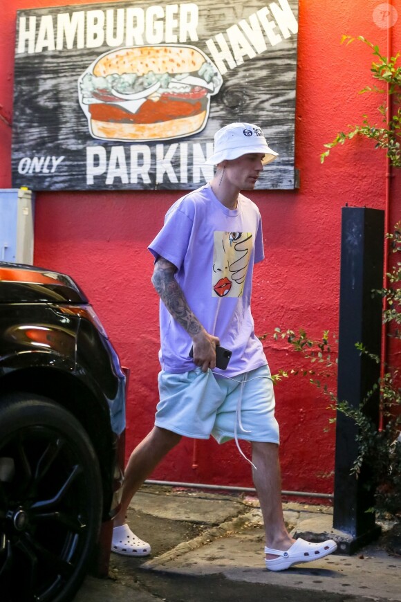 Justin Bieber et sa femme Hailey Baldwin Bieber sont allés se faire masser après un diner et un cinéma en amoureux dans le quartier de West Hollywood à Los Angeles, le 2 octobre 2019