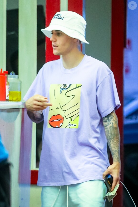 Justin Bieber et sa femme Hailey Baldwin Bieber sont allés se faire masser après un diner et un cinéma en amoureux dans le quartier de West Hollywood à Los Angeles, le 2 octobre 2019