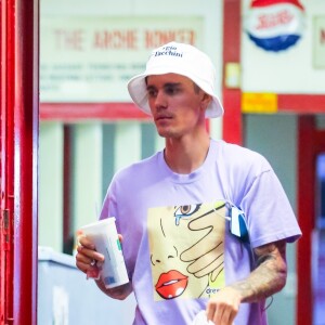 Justin Bieber et sa femme Hailey Baldwin Bieber sont allés se faire masser après un diner et un cinéma en amoureux dans le quartier de West Hollywood à Los Angeles, le 2 octobre 2019