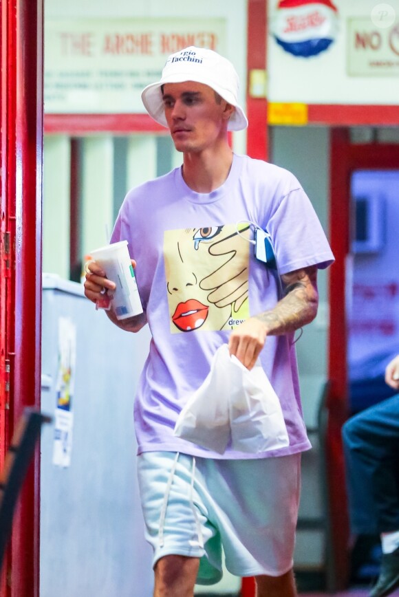 Justin Bieber et sa femme Hailey Baldwin Bieber sont allés se faire masser après un diner et un cinéma en amoureux dans le quartier de West Hollywood à Los Angeles, le 2 octobre 2019