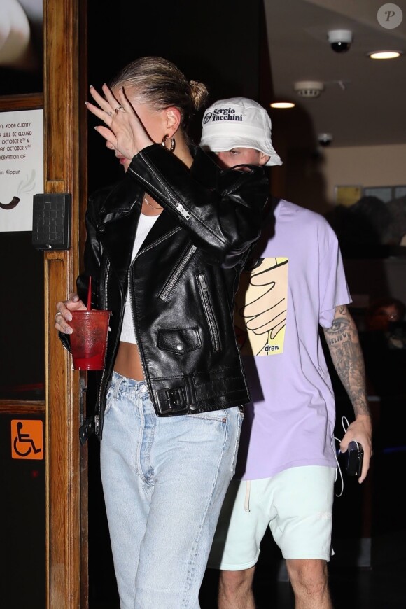 Justin Bieber et sa femme Hailey Baldwin Bieber sont allés se faire masser après un diner et un cinéma en amoureux dans le quartier de West Hollywood à Los Angeles, le 2 octobre 2019